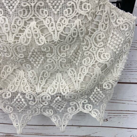 Windsor XS White Boho Crochet Lace Thin Spaghetti Strap Halter Crop Top - Picture 3 of 8